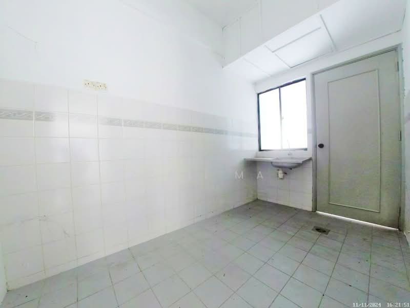 Apartment for Sale at Mutiara Serdang (Turf View) - Izzati Mat - Kitchen - PropertyGuru.com.my