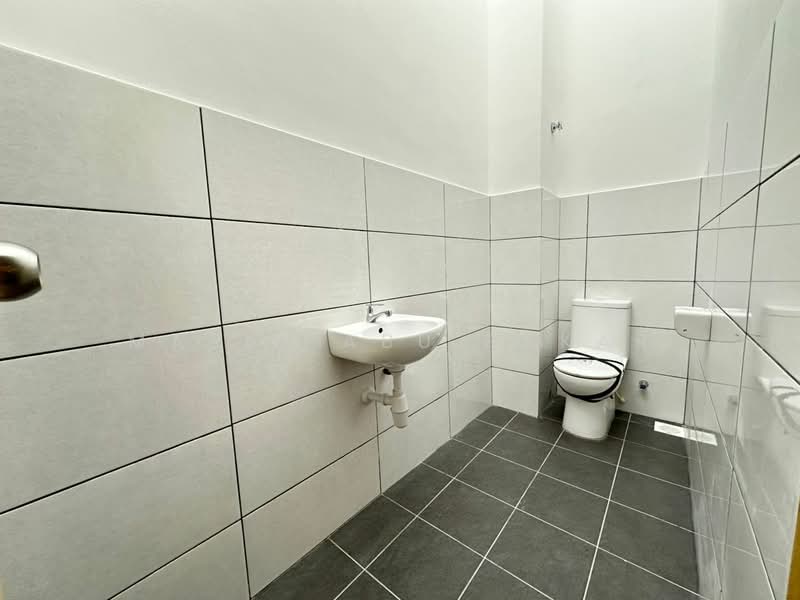Factory for Sale in Bandar Baru Puncak Alam (Puncak Alam) - Maria Abu Bakar - Bathroom - PropertyGuru.com.my