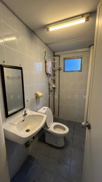 Kondominium untuk Disewa di Angkasa Condominiums - Kenneth Low - Bathroom - PropertyGuru.com.my