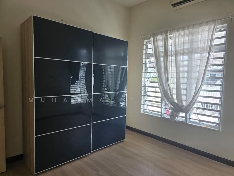 Semi-Detached House for Rent in Telok Panglima Garang (Selangor) - Muhammad Taufeeq - Bedroom - PropertyGuru.com.my