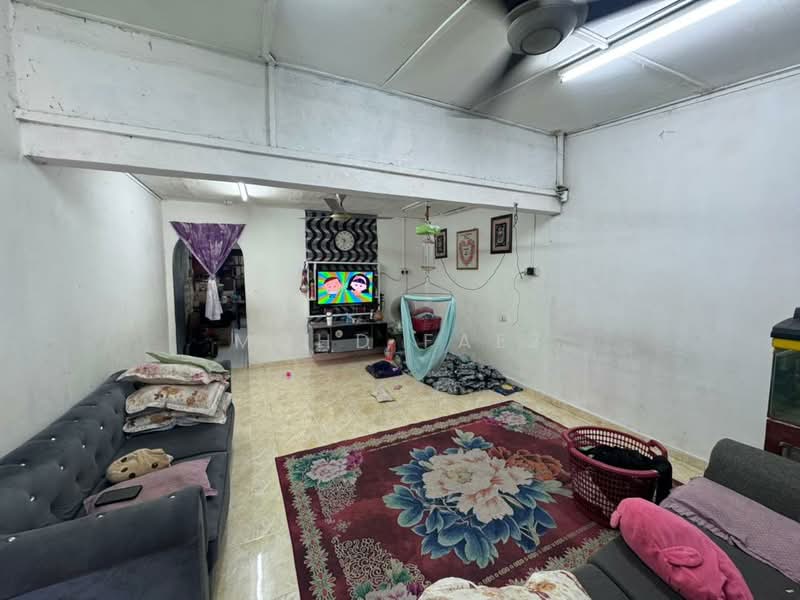 2-storey Terraced House for Sale in Taman Perling (Perling) - Mohd Faez - Living Room - PropertyGuru.com.my