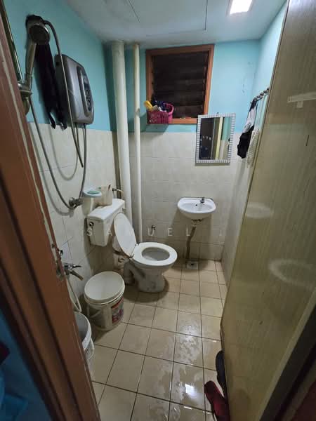 Pangsapuri untuk Dijual di Serdang Raya Court Apartment - Samuel . - Bathroom - PropertyGuru.com.my