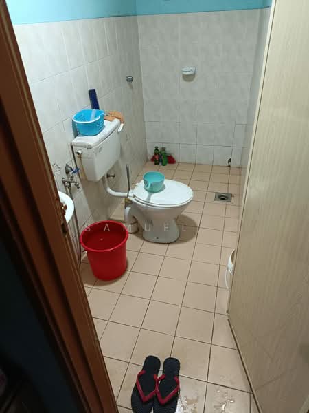 Pangsapuri untuk Dijual di Serdang Raya Court Apartment - Samuel . - Bathroom - PropertyGuru.com.my