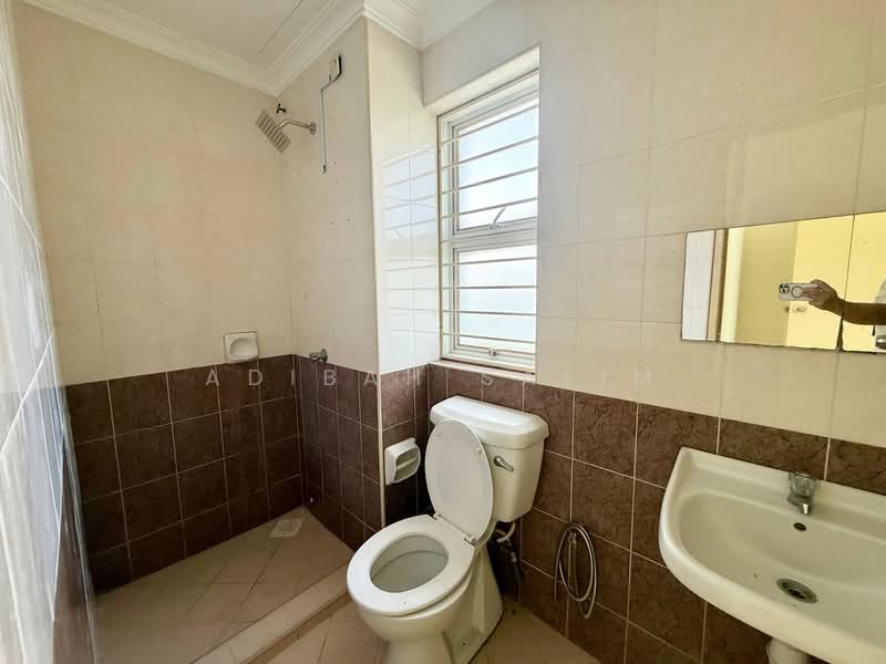Kondominium untuk Dijual di Desa Impiana - Adibah Salim - Bathroom - PropertyGuru.com.my