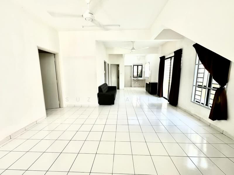 Rumah Bandar untuk Dijual di Bandar Tasik Kesuma (Beranang) - Suzi Rahim - Living Room - PropertyGuru.com.my