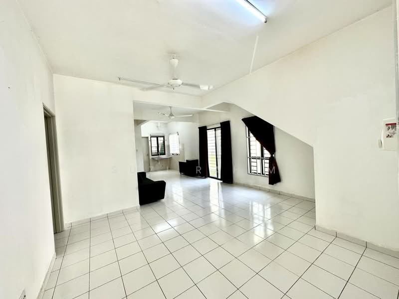 Rumah Bandar untuk Dijual di Bandar Tasik Kesuma (Beranang) - Suzi Rahim - Living Room - PropertyGuru.com.my