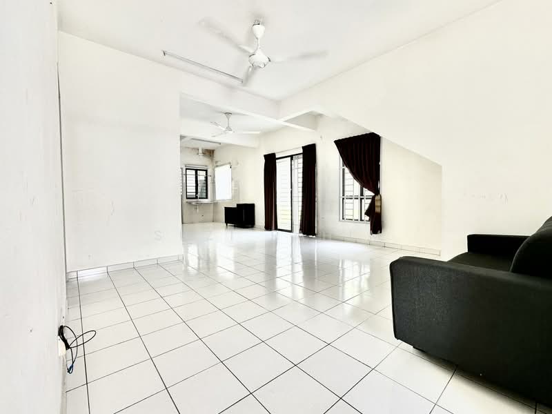 Rumah Bandar untuk Dijual di Bandar Tasik Kesuma (Beranang) - Suzi Rahim - Living Room - PropertyGuru.com.my