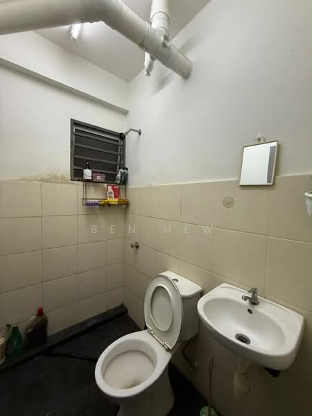 Pangsapuri untuk Dijual di Pangsapuri Suria 1 Batu Kawan - Ben Hew - Bathroom - PropertyGuru.com.my
