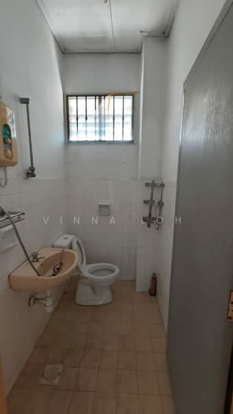 Rumah Teres 2 Tingkat untuk Dijual di Taman Molek (Johor Bahru) - Vinna Loh - Bathroom - PropertyGuru.com.my