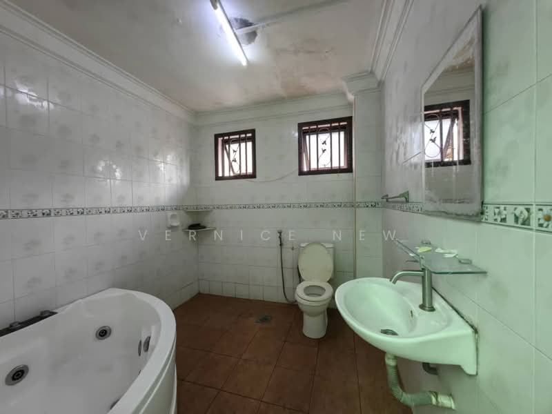 Shop / Office for Rent in Permas Jaya (Johor) - Vernice New - Bathroom - PropertyGuru.com.my