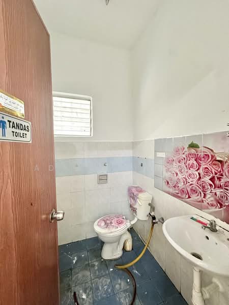 2-storey Terraced House for Sale in Saujana Damansara (Damansara Damai) - Adibah Salim - Bathroom - PropertyGuru.com.my