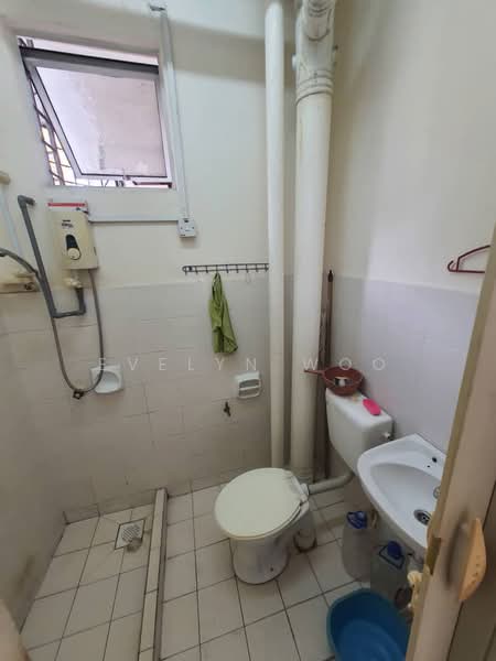 Pangsapuri untuk Disewa di Pangsapuri Lagoon Perdana - Evelyn Woo - Bathroom - PropertyGuru.com.my
