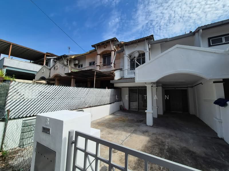 Rumah Teres 2 Tingkat untuk Dijual di Bandar Putra Permai (Seri Kembangan) - Michelle Tan - Exterior - PropertyGuru.com.my