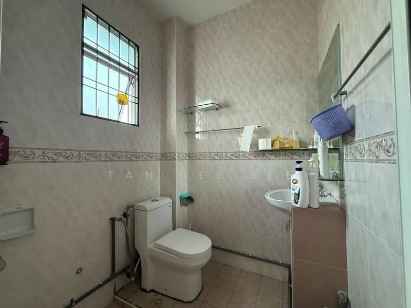 Rumah Teres 2 Tingkat untuk Dijual di Taman Setia Indah (Tebrau) - Tan Bee Bee - Bathroom - PropertyGuru.com.my