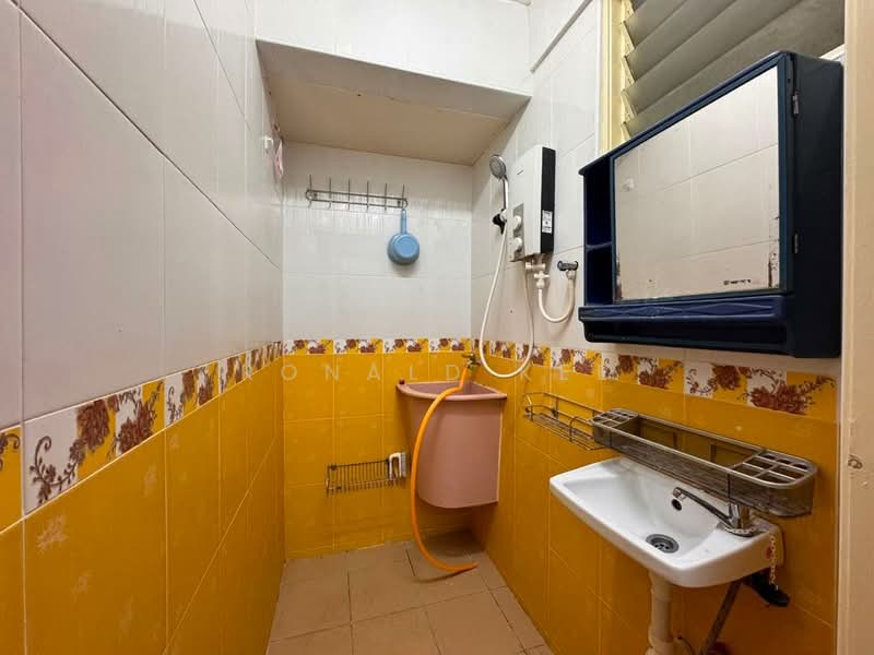 Rumah Flat untuk Disewa di Desa Pinang 2 - Ronald Kee - Bathroom - PropertyGuru.com.my