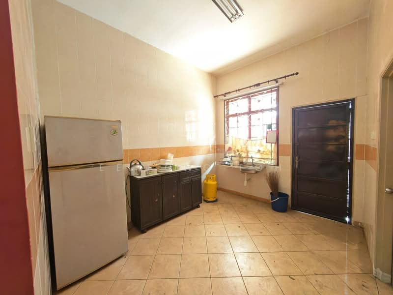 Rumah Teres 2 Tingkat untuk Dijual di Taman Damansara Aliff (Tampoi) - Ee Fong Toh - Kitchen - PropertyGuru.com.my