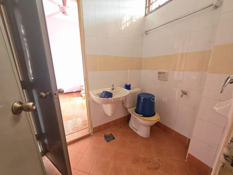 Rumah Teres 2 Tingkat untuk Dijual di Taman Damansara Aliff (Tampoi) - Ee Fong Toh - Bathroom - PropertyGuru.com.my