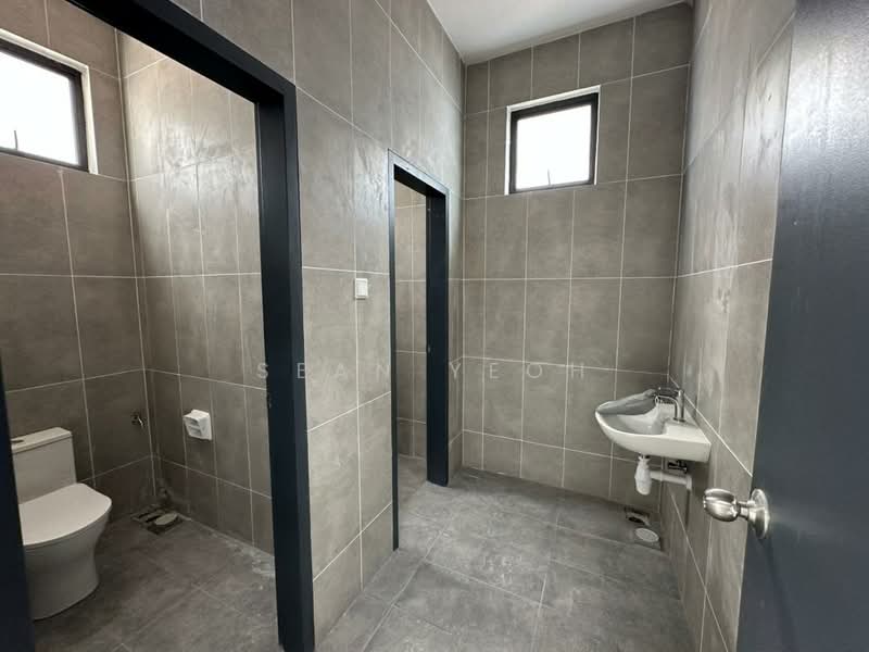 Kilang Berkembar untuk Disewa di Eco Business Park 1 (Johor Bahru) - Sean Yeoh - Bathroom - PropertyGuru.com.my