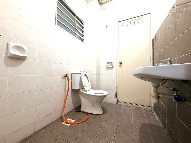 Rumah Teres 2 Tingkat untuk Dijual di Bandar Putera 2 (Klang) - Salawati Busro - Bathroom - PropertyGuru.com.my