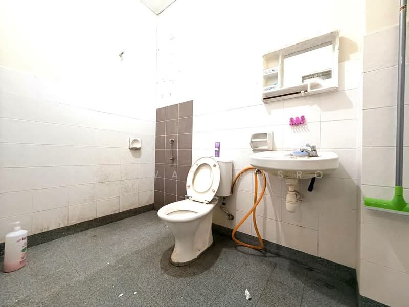 Rumah Teres 2 Tingkat untuk Dijual di Bandar Putera 2 (Klang) - Salawati Busro - Bathroom - PropertyGuru.com.my