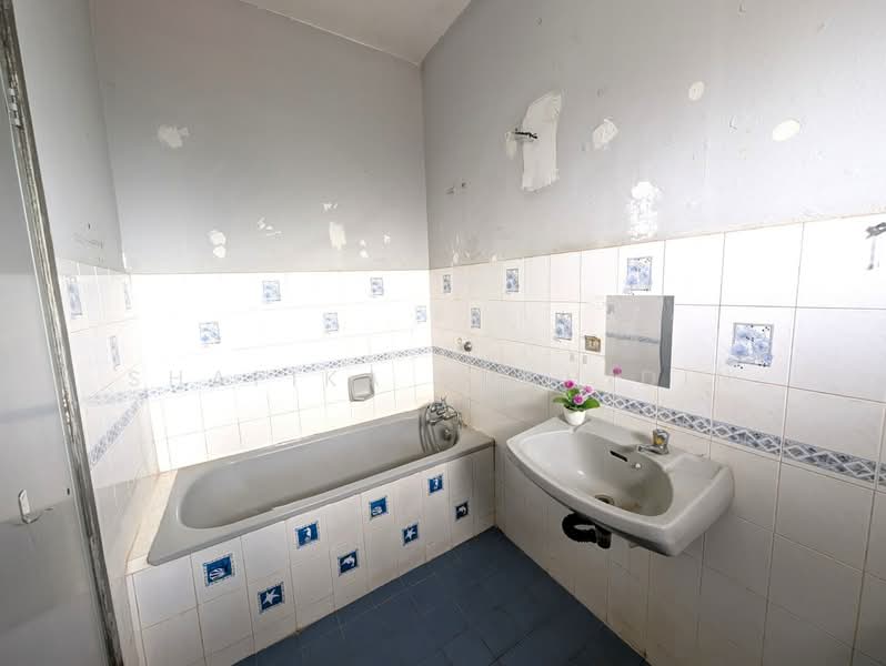 Kondominium untuk Dijual di Sri Suajaya Condominium - Shafika Shahidin - Bathroom - PropertyGuru.com.my