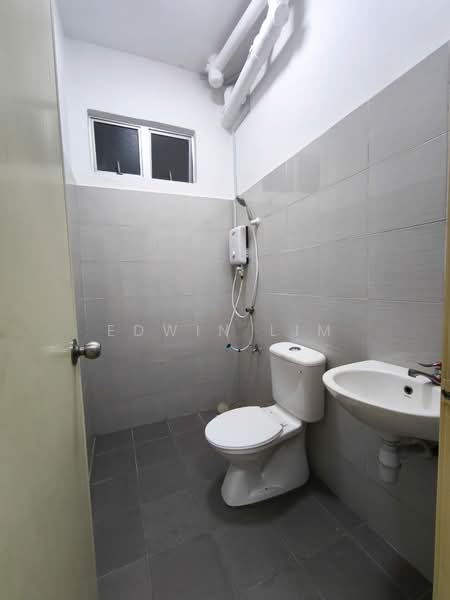 Pangsapuri untuk Disewa di Seri Molek Perdana - Edwin Lim - Bathroom - PropertyGuru.com.my