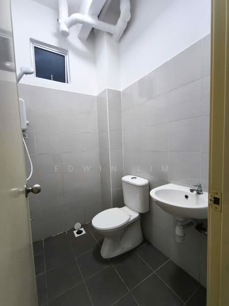 Pangsapuri untuk Disewa di Seri Molek Perdana - Edwin Lim - Bathroom - PropertyGuru.com.my