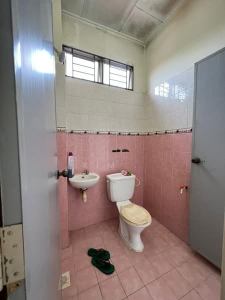 Rumah Teres 2 Tingkat untuk Disewa di Taman Bukit Tiram (Ulu Tiram) - Kim . - Bathroom - PropertyGuru.com.my