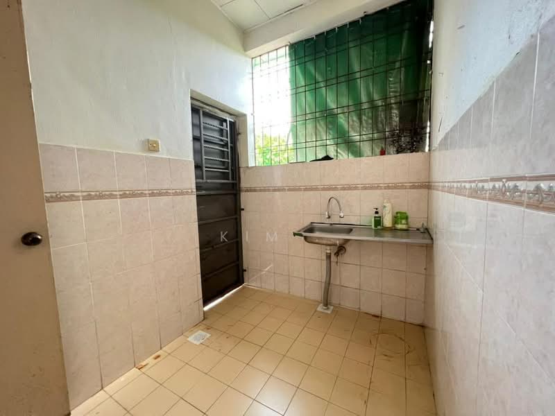 Rumah Teres 2 Tingkat untuk Disewa di Taman Bukit Tiram (Ulu Tiram) - Kim . - Kitchen - PropertyGuru.com.my