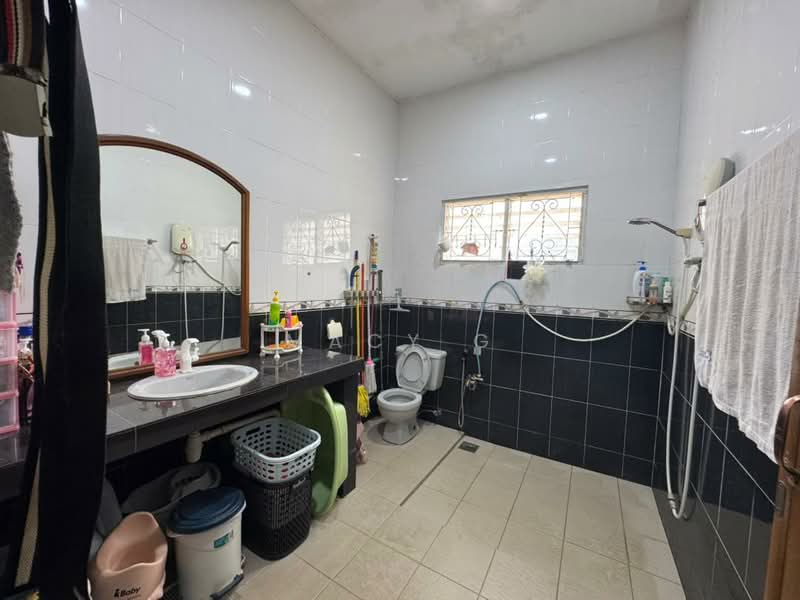 Rumah Banglo untuk Dijual di Kampung Paya Ikan (Bukit Baru) - Macy G - Bathroom - PropertyGuru.com.my