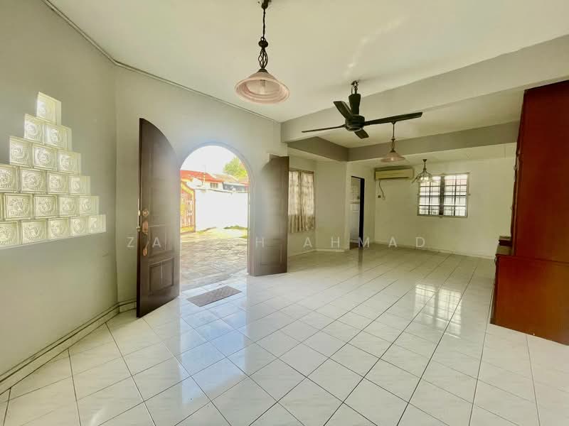 2-storey Terraced House for Sale in SS19 (Subang Jaya) - Zaidah Ahmad - Living Room - PropertyGuru.com.my