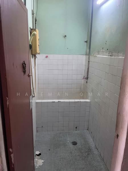 1-storey Terraced House for Sale in Kelana Jaya (Petaling Jaya) - Hazeman Omar - Bathroom - PropertyGuru.com.my