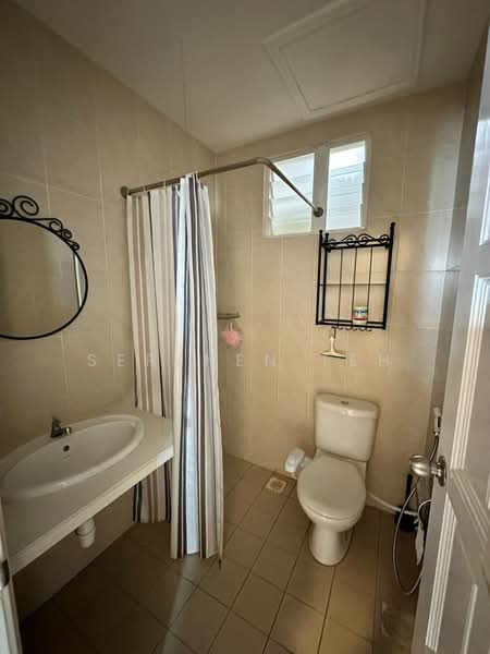 Kondominium untuk Disewa di Desa Airmas Condominium - SERENEN TEH - Bathroom - PropertyGuru.com.my