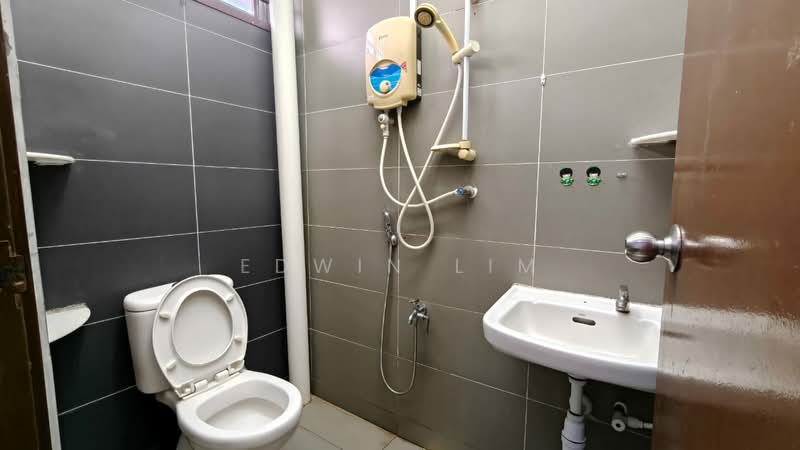 Service Residence for Rent at Pangsapuri Tanah Emas (Golden Sands) - Edwin Lim - Bathroom - PropertyGuru.com.my