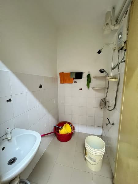 Pangsapuri untuk Disewa di Aman Putra Apartment - Yau Thai Soo - Bathroom - PropertyGuru.com.my