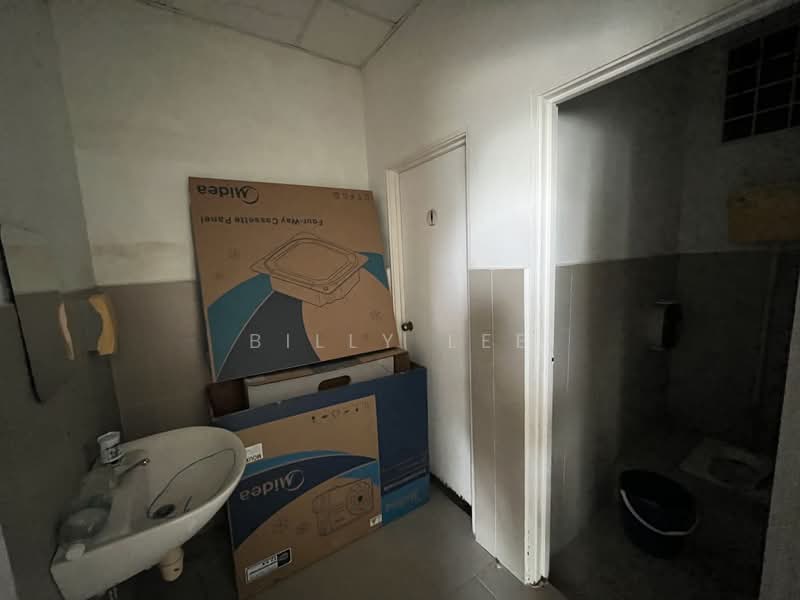 Kedai / Pejabat untuk Disewa di Taipan Business Centre (Subang Jaya) - Billy Lee - Bathroom - PropertyGuru.com.my