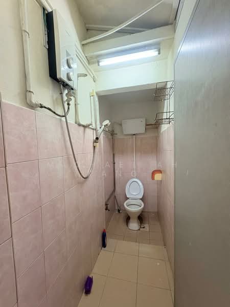Rumah Teres 1 Tingkat untuk Disewa di Taman Century (Johor Bahru) - Michael Ah Kang - Bathroom - PropertyGuru.com.my