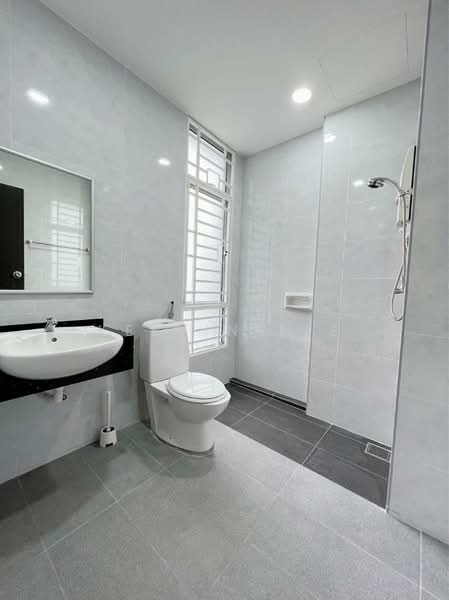 Kondominium untuk Disewa di The Brezza - Kelvin Lee - Bathroom - PropertyGuru.com.my
