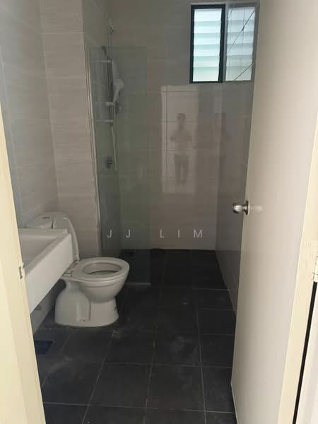 Kondominium untuk Disewa di Brezza Hill - JJ Lim - Bathroom - PropertyGuru.com.my