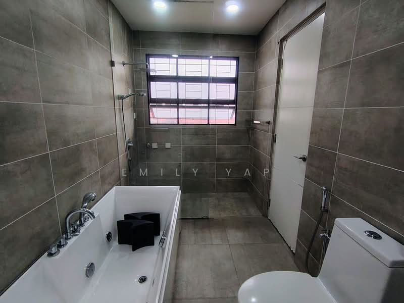 Rumah Bandar untuk Dijual di Sunway Damansara (Kota Damansara) - Emily Yap - Spacious Bathroom with Jacuzzi - PropertyGuru.com.my