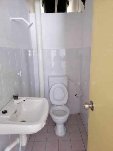 Flat for Sale at Taman Mount Austin - Han Yong Ang - Bathroom - PropertyGuru.com.my