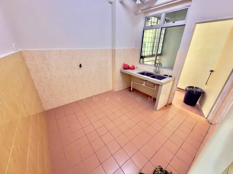 Pangsapuri untuk Dijual di Taman LTAT - Hazeman Omar - Kitchen - PropertyGuru.com.my