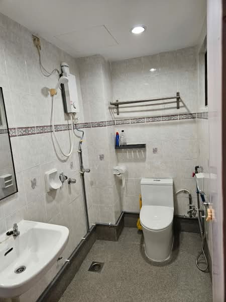 Kondominium untuk Dijual di Ridzuan Condominium - Kelvin Ng - Bathroom - PropertyGuru.com.my