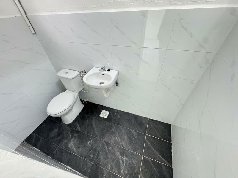 Flat for Sale at Taman Pulai Utama - Win Lim - Bathroom - PropertyGuru.com.my