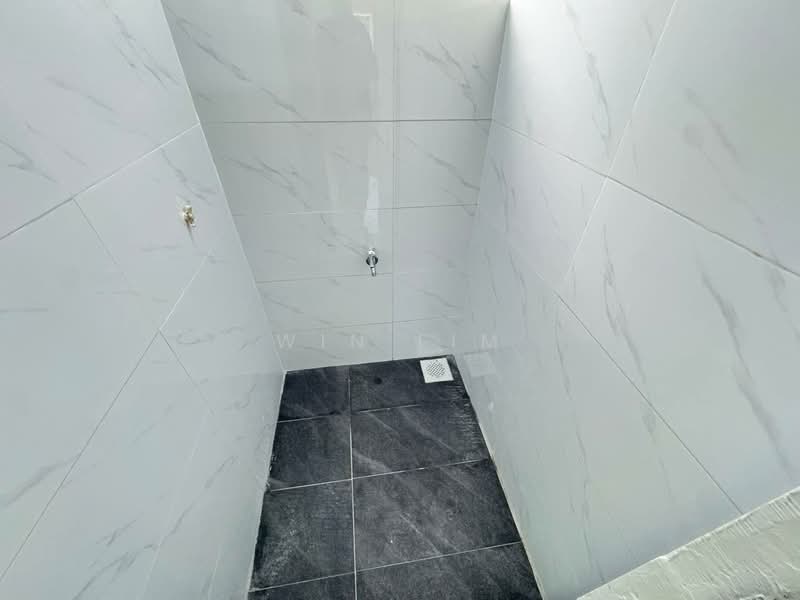 Flat for Sale at Taman Pulai Utama - Win Lim - Bathroom - PropertyGuru.com.my