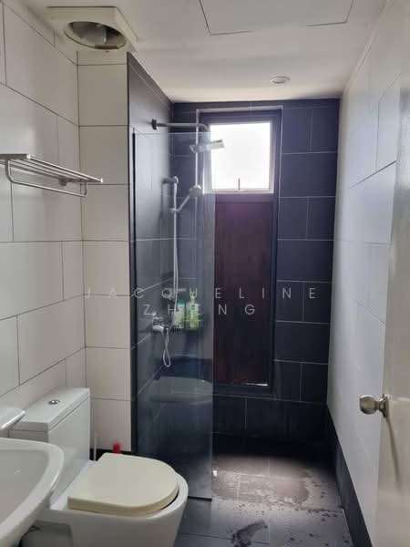 Servis Apartment untuk Dijual di Univ 360 Place - Jacqueline Zheng - Bathroom - PropertyGuru.com.my