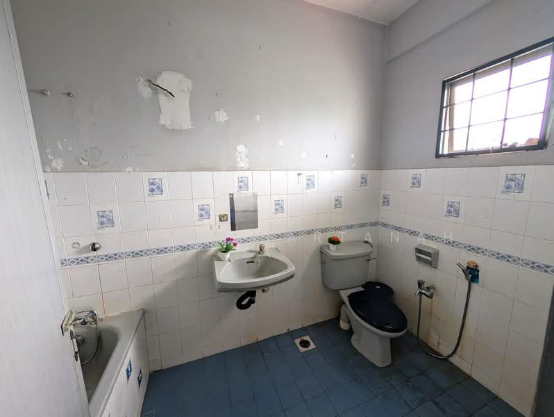 Condominium for Sale at Sri Suajaya Condominium - Syukor Hartanah - Bathroom - PropertyGuru.com.my