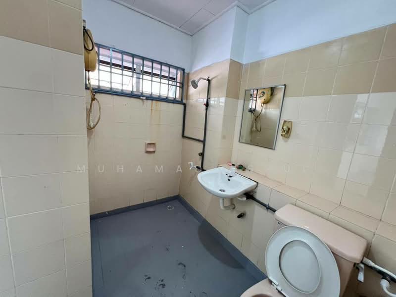 Rumah Teres 2 Tingkat untuk Dijual di Taman Pasir Putih (Pasir Gudang) - Muhamad Asrul - Bathroom - PropertyGuru.com.my