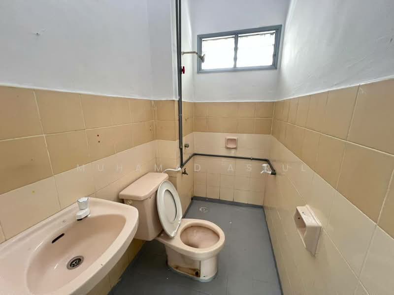 Rumah Teres 2 Tingkat untuk Dijual di Taman Pasir Putih (Pasir Gudang) - Muhamad Asrul - Bathroom - PropertyGuru.com.my
