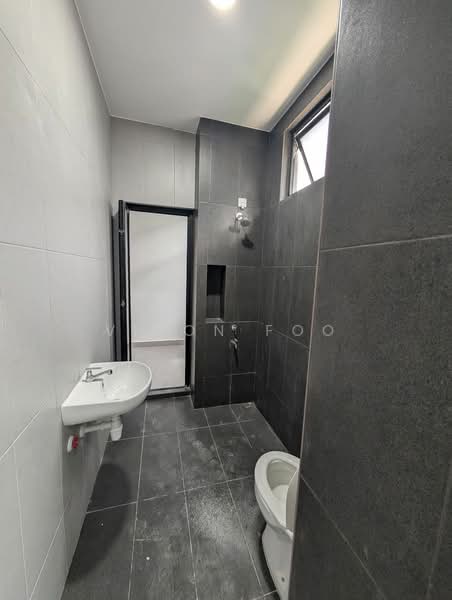 Rumah Teres 2 Tingkat untuk Disewa di Taman Mount Austin (Tebrau) - Vison Foo - Bathroom - PropertyGuru.com.my
